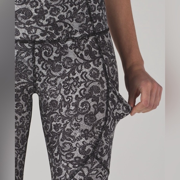 Lululemon Outrun 17" Crop Mini Cinder Lace White Black / Black Size 4 Coquette - Picture 15 of 15